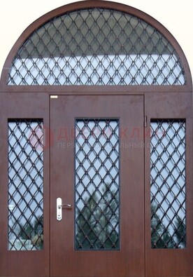 Крепкая стальная арочная дверь со стеклом и ковкой ДА-21 в Щербинке