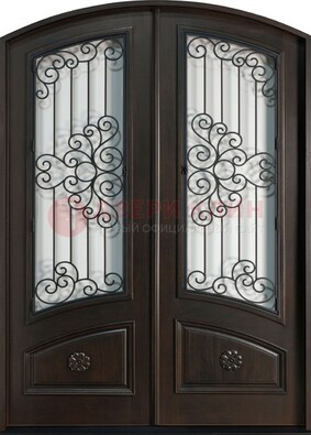 Арочная дверь со стеклом и ковкой ДА-33 в загородный дом в Екатеринбурге