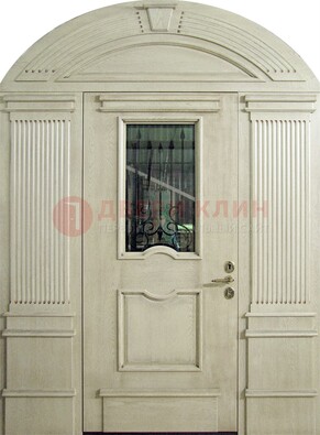Белая входная дверь массив со стеклом и ковкой ДА-49 в Щербинке