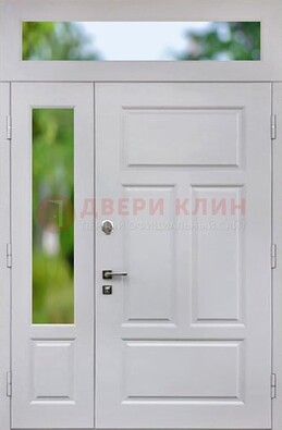Белая полуторная железная дверь со стеклом и фрамугами ДФГ-10 в Щербинке