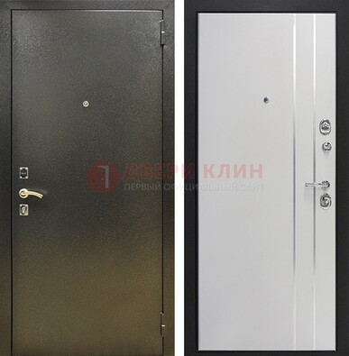 Железная темная дверь с порошковым покрытием и белая МДФ с молдингами  ДП-296 в Щербинке