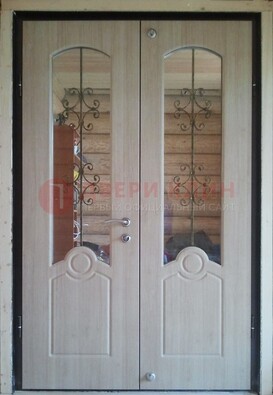 Парадная дверь со стеклянными вставками и ковкой ДПР-23 в деревянный дом в Щербинке