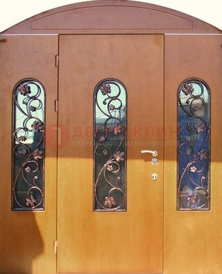 Парадная дверь со стеклянными вставками и ковкой ДПР-28 в общественное здание в Щербинке