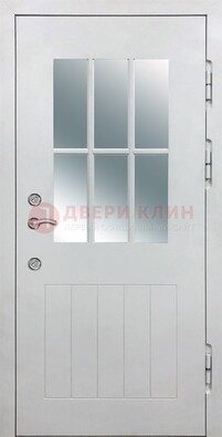 Белая уличная дверь со стеклом ДС-30 в Щербинке