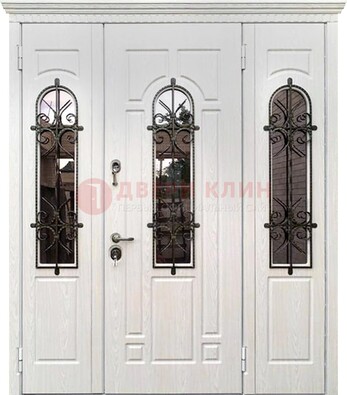 Белая распашная стальная дверь со стеклом и ковкой ДСК-125 в Щербинке