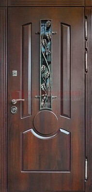 Темная железная дверь со стеклом и ковкой для кирпичного дома ДСК-136 в Орехово-Зуево