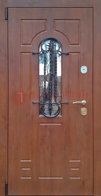 Темная железная дверь со стеклом и ковкой в коричневом цвете ДСК-154 в Щербинке
