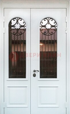 Белая стальная дверь стекло с ковкой и филенкой ДСК-201 в Щербинке