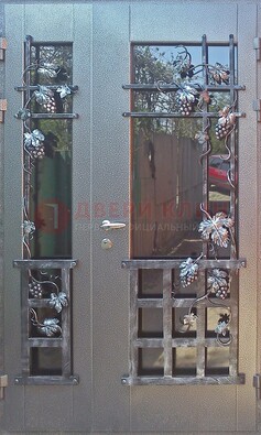 Распашная уличная дверь Порошок со стеклом и ковкой ДСК-221 в Щербинке