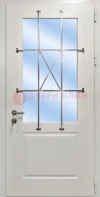 Белая простая железная дверь Винорит со стеклом и ковкой ДСК-257 в Щербинке
