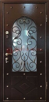 Влагостойкая дверь со стеклом и ковкой с декором ДСК-37 в Щербинке