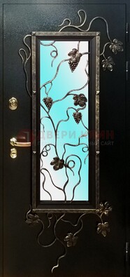 Железная дверь со стеклом и ковкой ДСК-70 для деревянного дома в Ростове-На-Дону