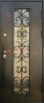 Входная дверь Дверь со стеклом и ковкой черного цвета ДСК-76 для веранды в Щербинке