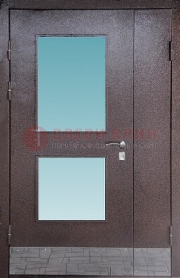 Коричневая тамбурная дверь со стеклянными вставками ДТМ-21 в Щербинке