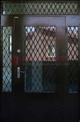Коричневая тамбурная дверь со стеклянными вставками и ковкой ДТМ-32 в Щербинке