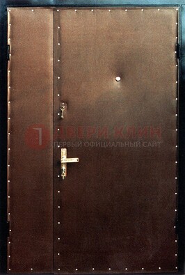 Коричневая тамбурная дверь с оформлением ДТМ-40 в Туле