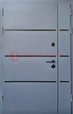 Серая металлическая тамбурная дверь с молдингами ДТМ-42 в Щербинке