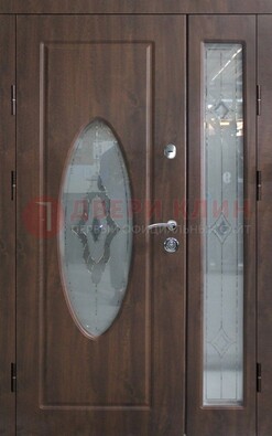 Коричневая двухстворчатая железная дверь с МДФ и витражом ВЖ-33 в Щербинке